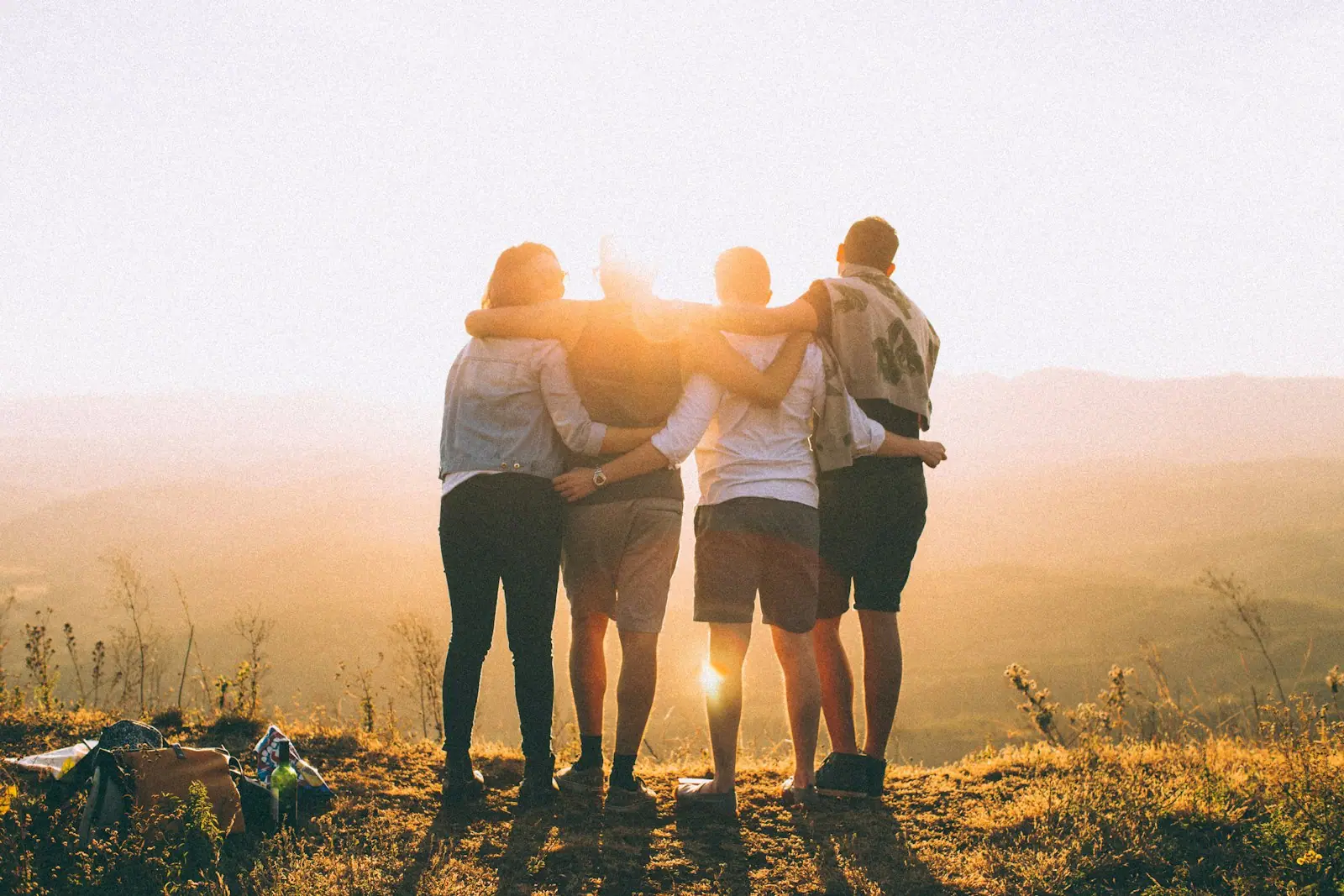 Amigos se divertindo juntos ao pôr do sol