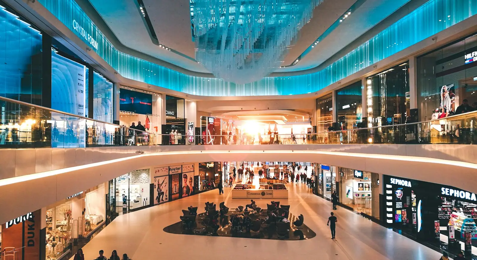 Corredores de shopping iluminados (imagem ilustrativa)
