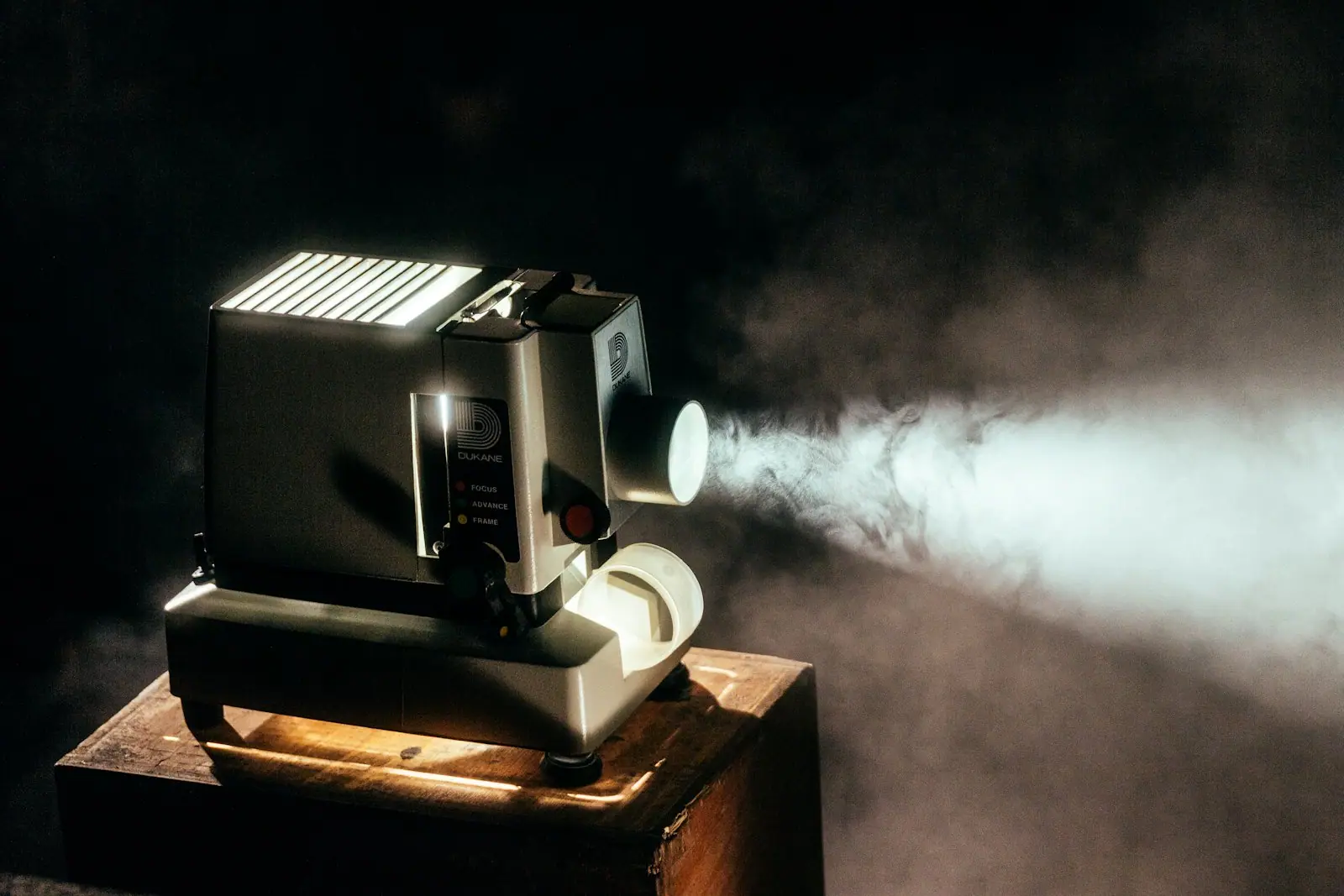 Projetor de cinema iluminando a sala